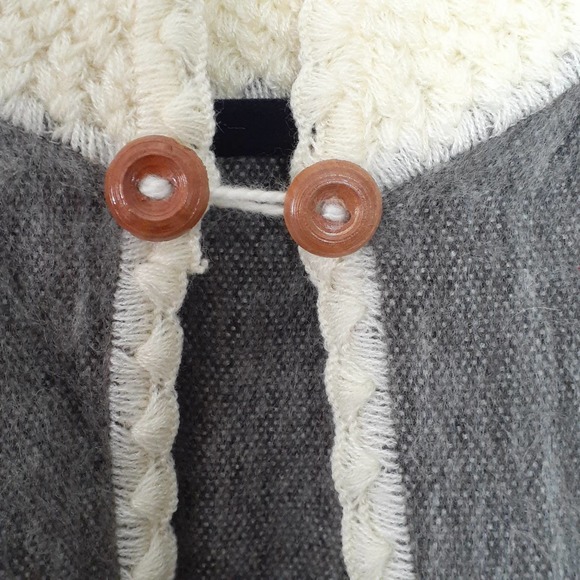 Ladies Poncho Cream Brown Green Crocheted Trim Unbranded One Size - Picture 4 of 5